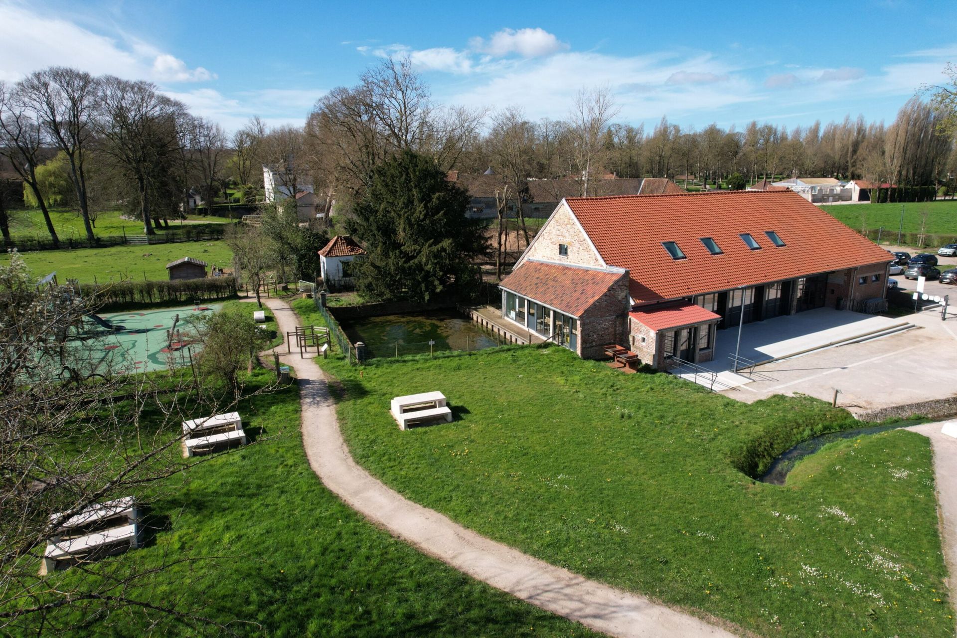 IODA Architectes - Une Grange Numérique à GUINES